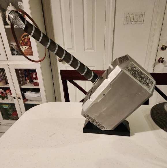 Marvel Legends Thor Hammer and Stand - Picture 1 of 3
